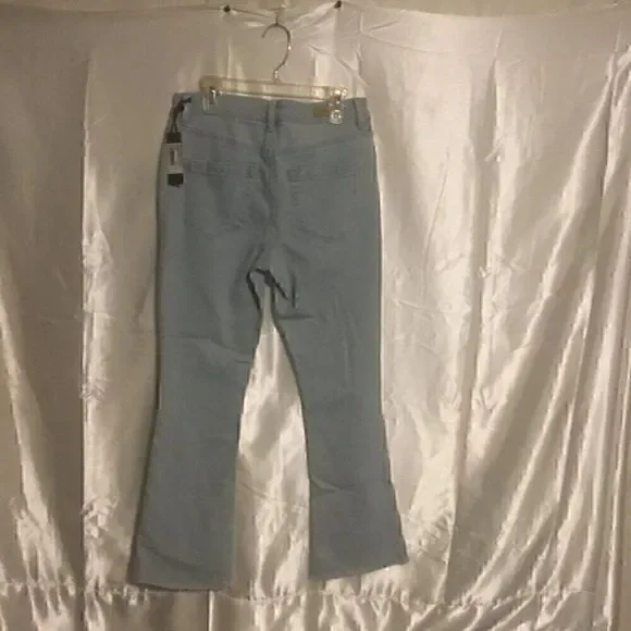 BLANK NYC• Varick Kick Flare Jean in Light Wash 26 - Picture 12 of 16